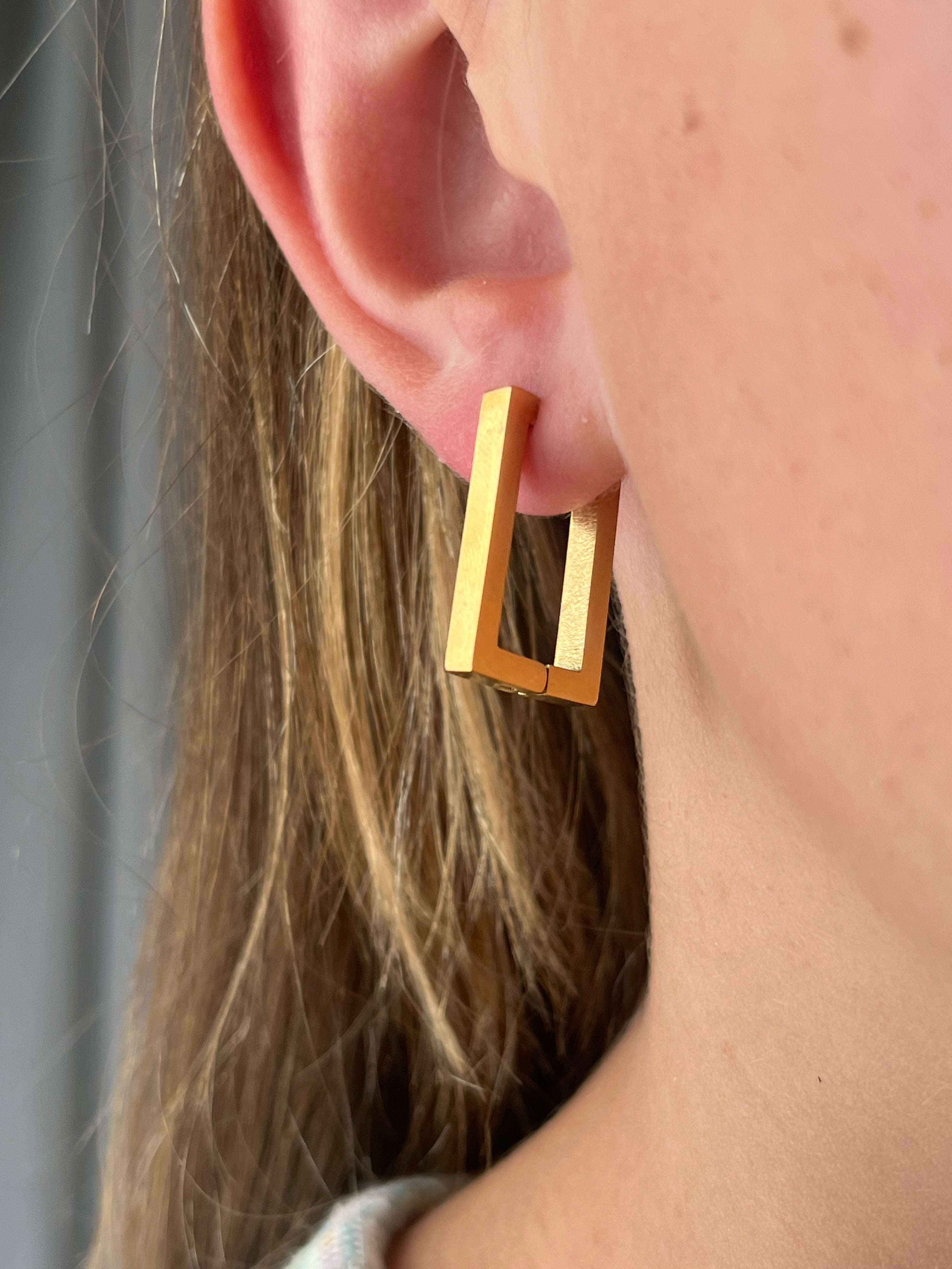 Rectangle hoops in gold