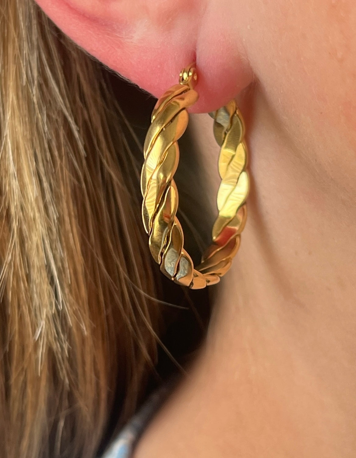 Braided hoops in gold